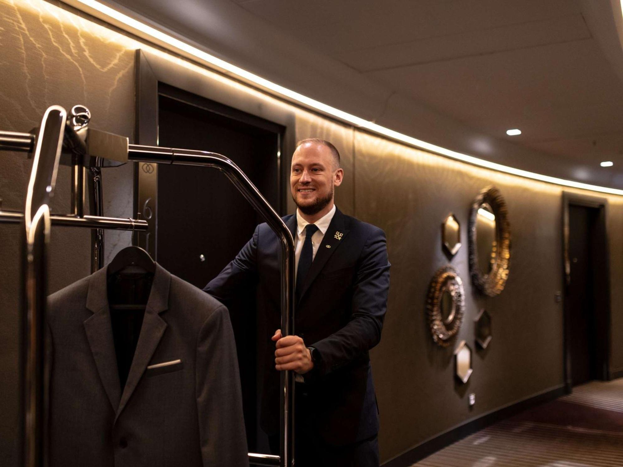 فندق سوفيتل فرانكفورت أوبرا المظهر الخارجي الصورة A bellboy at the Mandarin Oriental, Munich