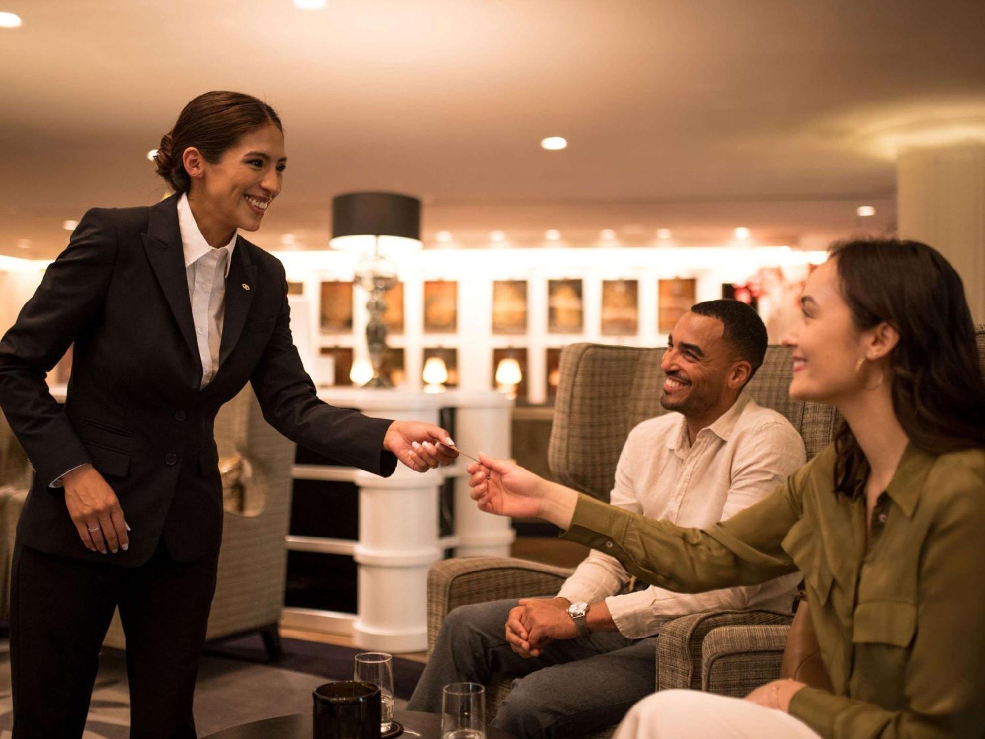 فندق سوفيتل فرانكفورت أوبرا المظهر الخارجي الصورة A hotel manager greeting guests