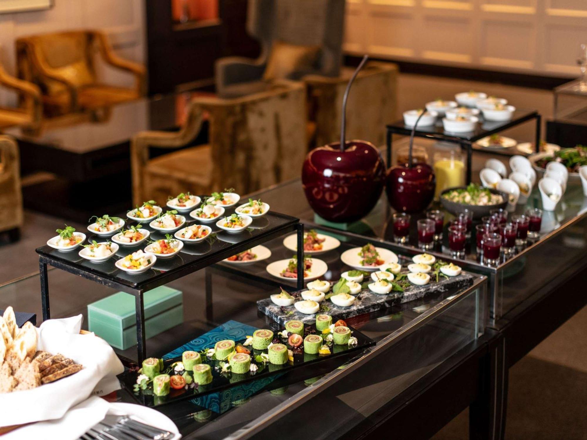 فندق سوفيتل فرانكفورت أوبرا المظهر الخارجي الصورة A buffet at a hotel