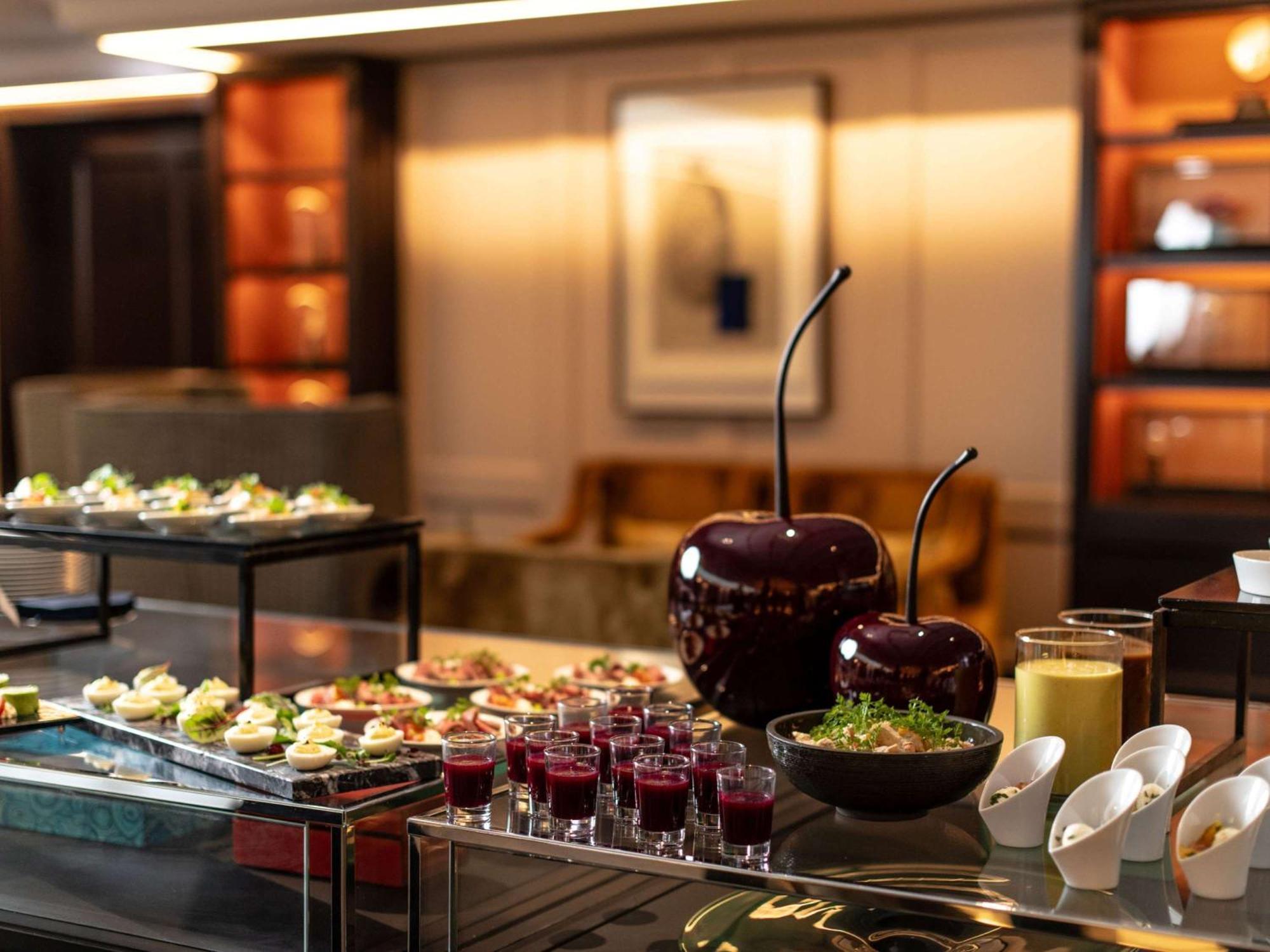 فندق سوفيتل فرانكفورت أوبرا المظهر الخارجي الصورة A buffet at a hotel