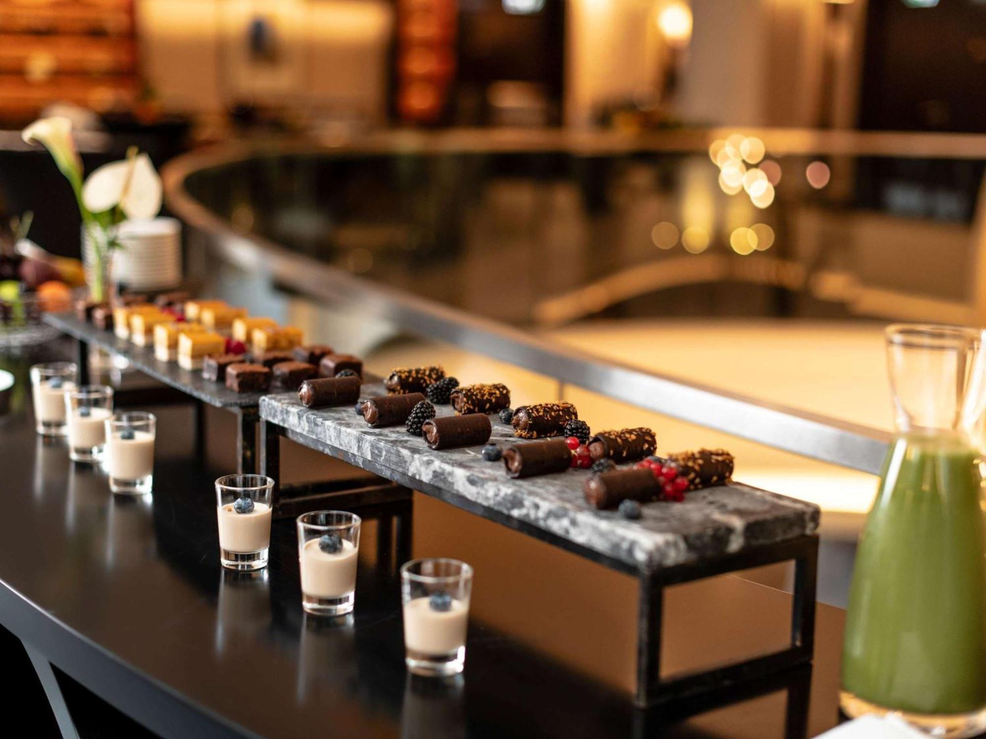 فندق سوفيتل فرانكفورت أوبرا المظهر الخارجي الصورة A selection of chocolate and other desserts