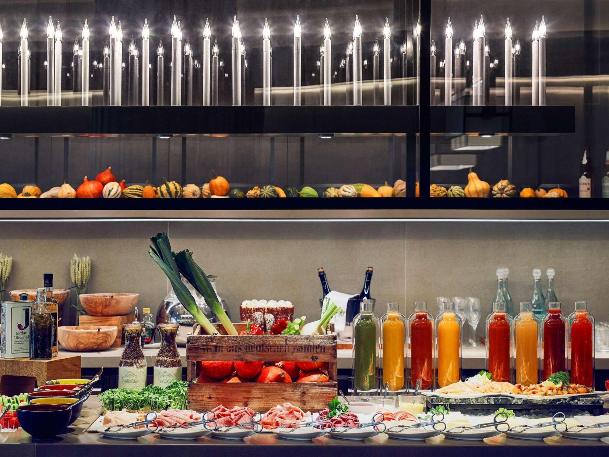 فندق سوفيتل فرانكفورت أوبرا المظهر الخارجي الصورة A buffet at a restaurant