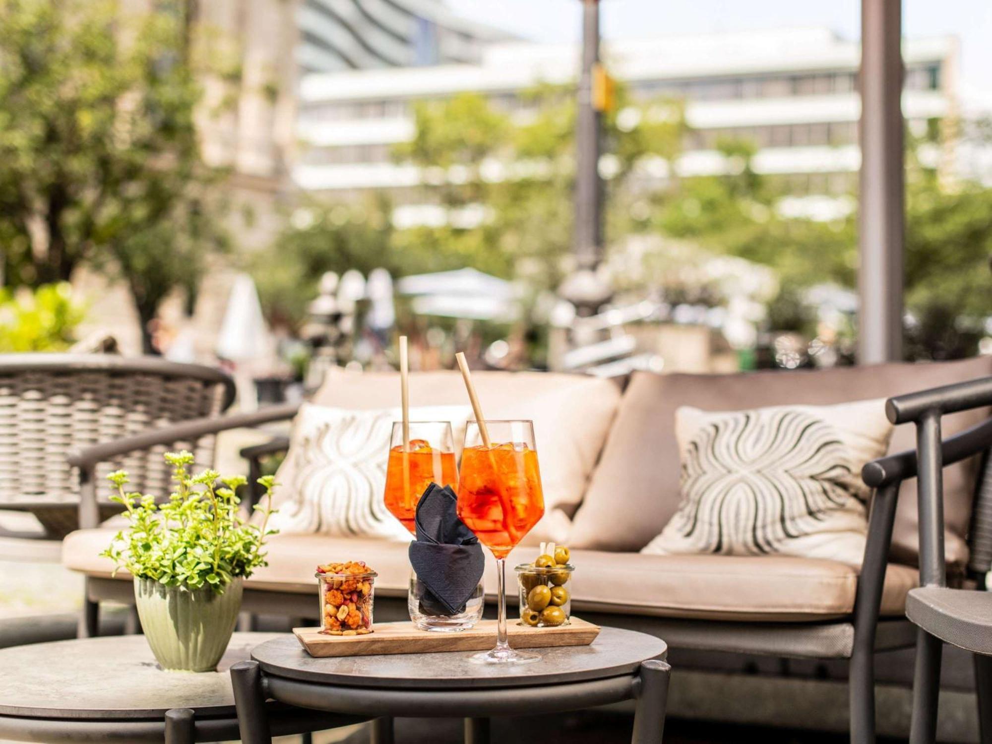 فندق سوفيتل فرانكفورت أوبرا المظهر الخارجي الصورة The Terrace at the Hotel