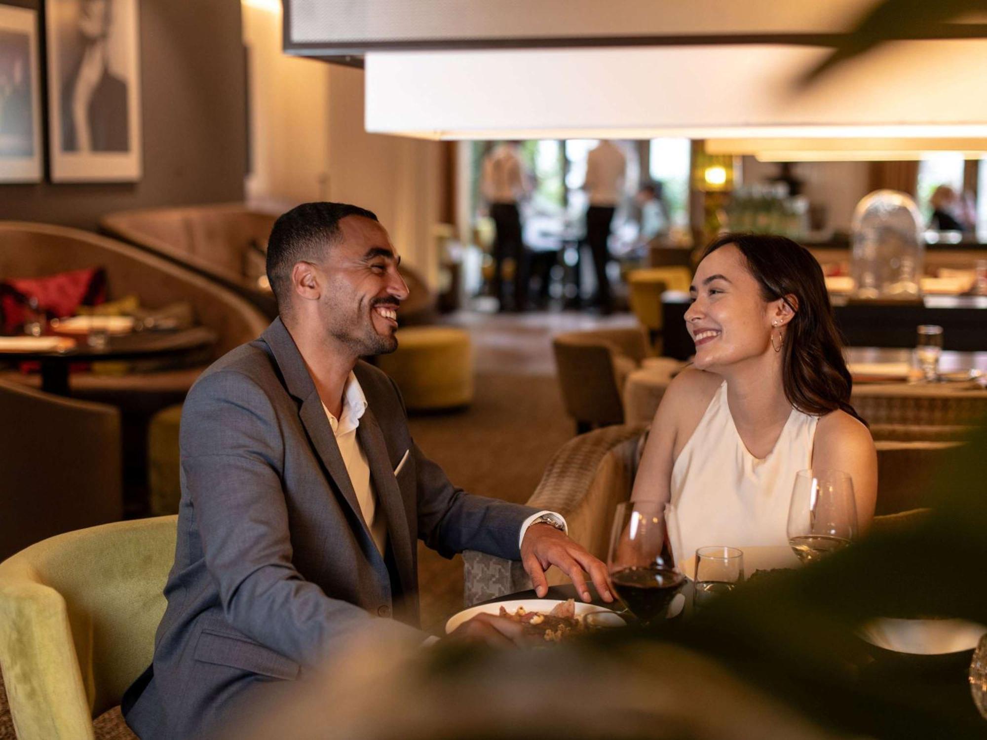 فندق سوفيتل فرانكفورت أوبرا المظهر الخارجي الصورة A couple dining at the hotel's restaurant