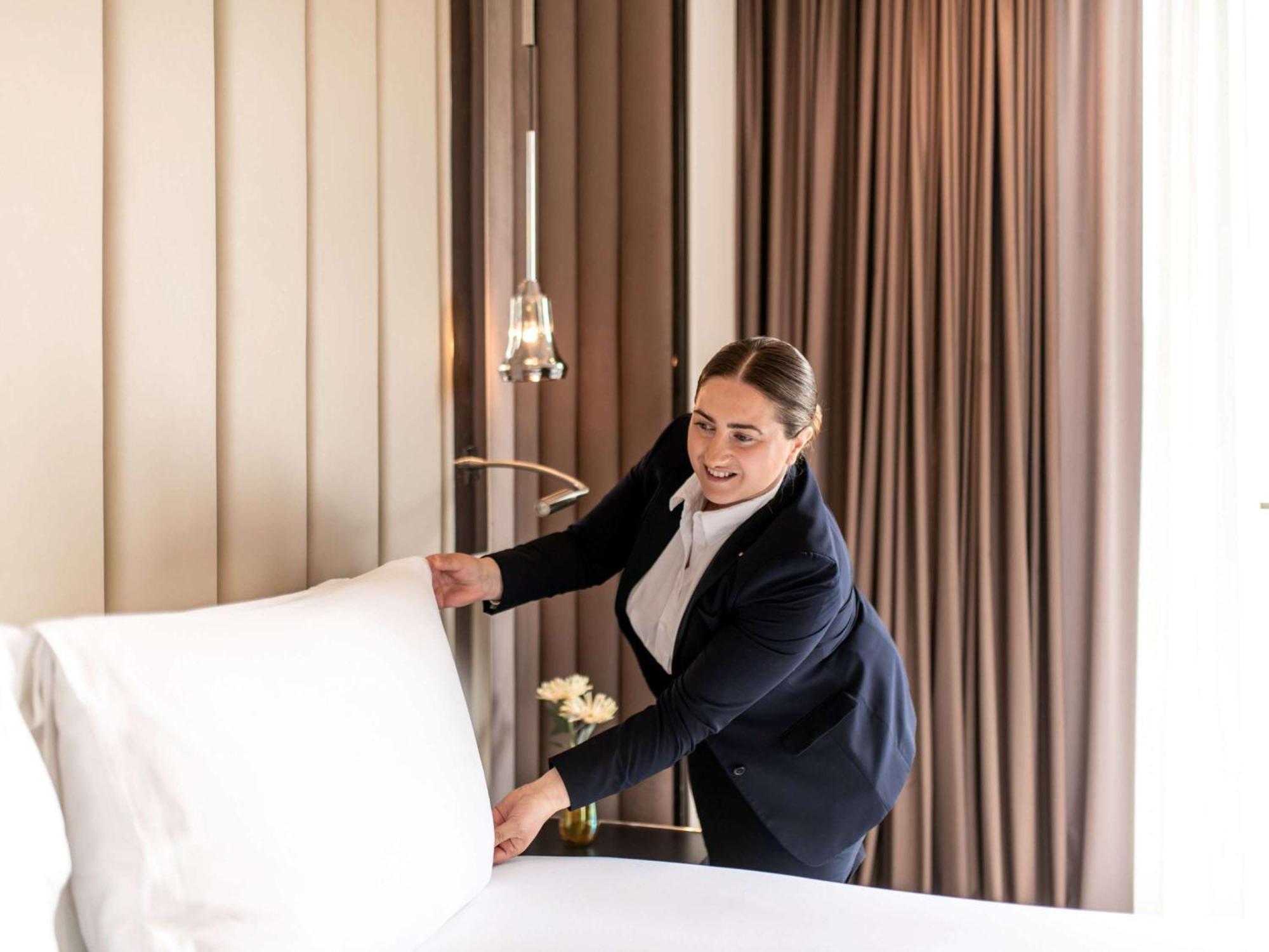 فندق سوفيتل فرانكفورت أوبرا المظهر الخارجي الصورة A chambermaid making a bed