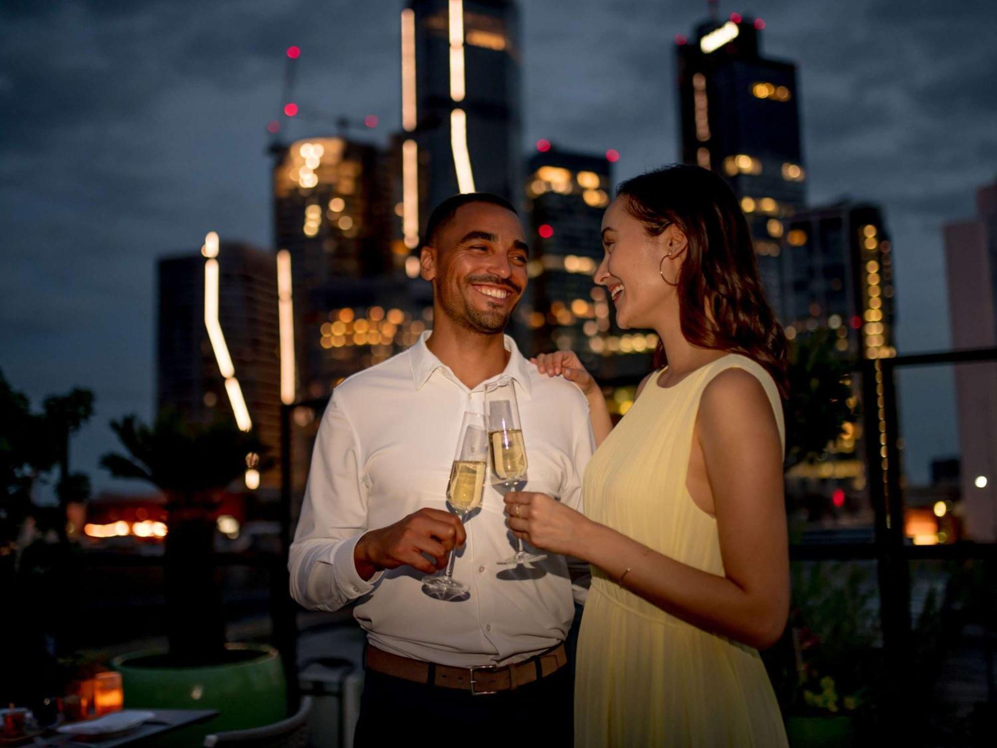 فندق سوفيتل فرانكفورت أوبرا المظهر الخارجي الصورة A couple drinking champagne
