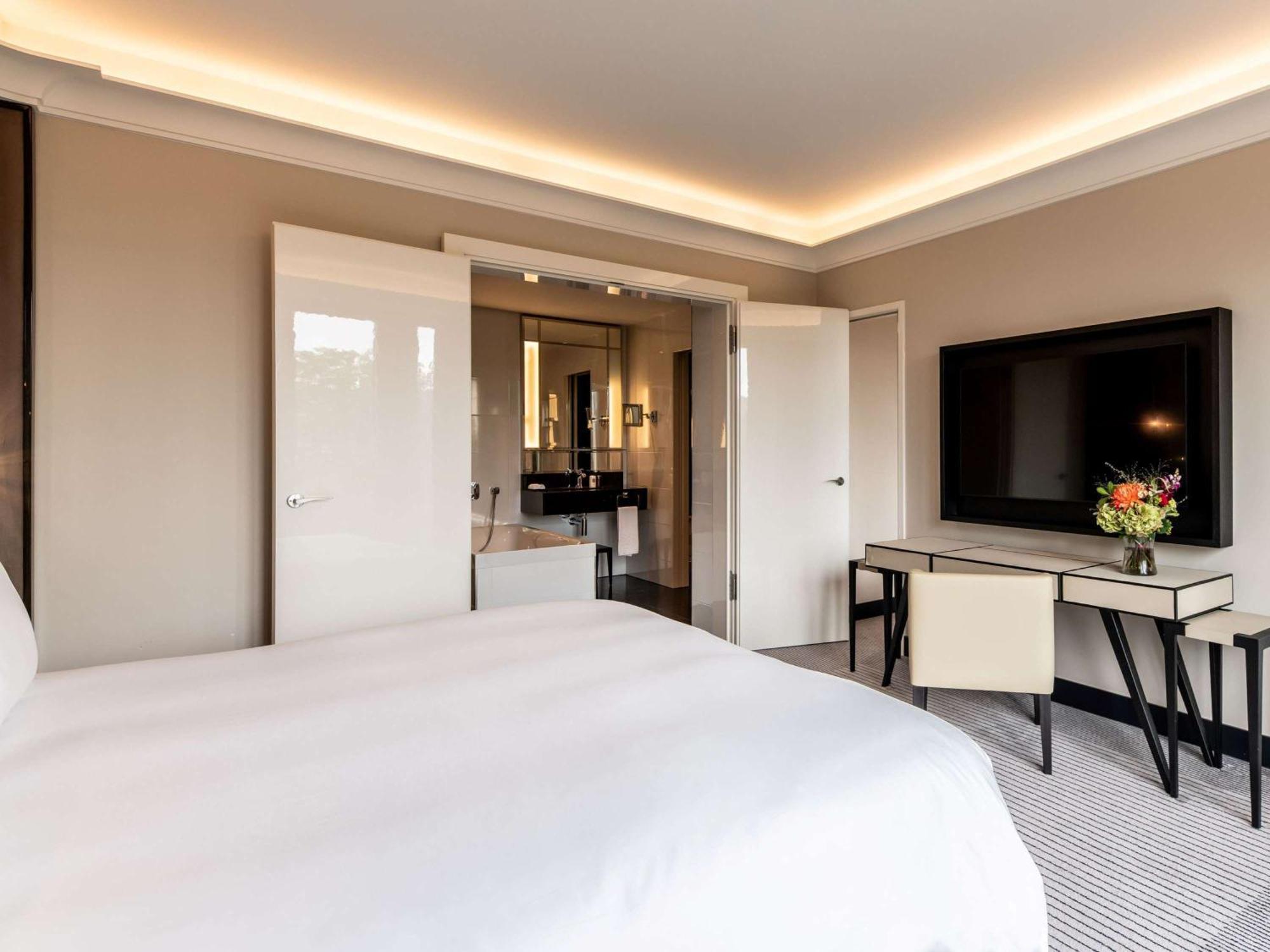 فندق سوفيتل فرانكفورت أوبرا المظهر الخارجي الصورة A bedroom at the hotel
